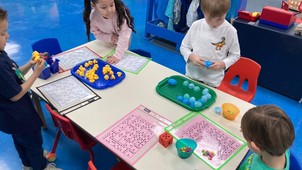 Preschoolers working together