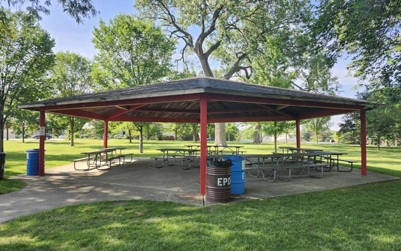 Picnic shelter Butterfield Park